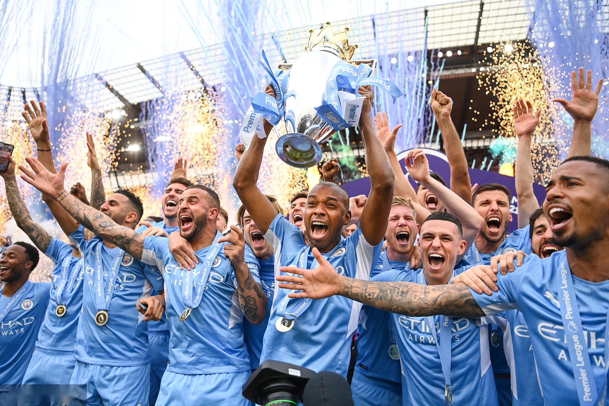 他的表现更 他的表现更